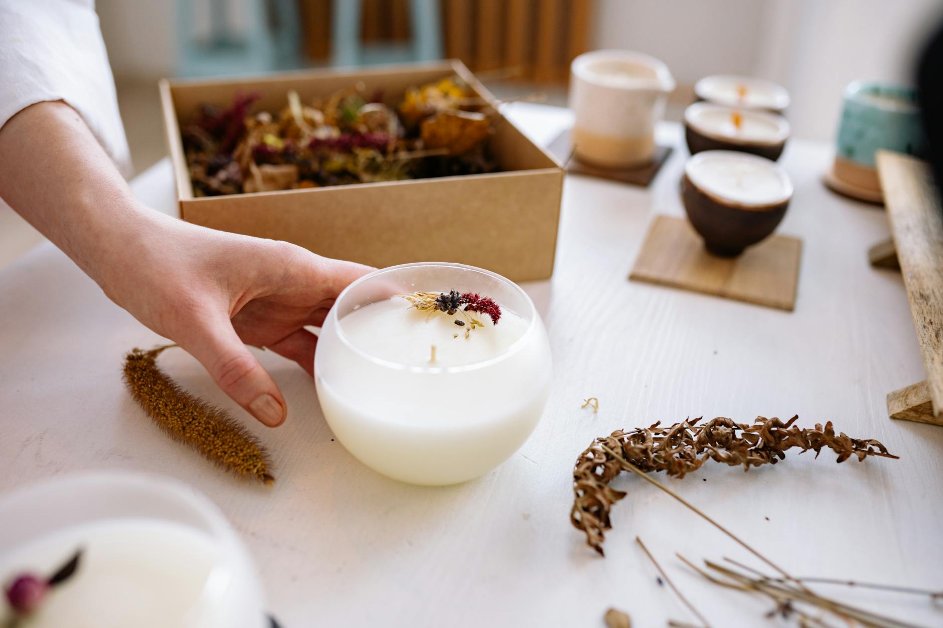 Read more about the article How to Make Scented Pillar Candles: A Complete Tutorial