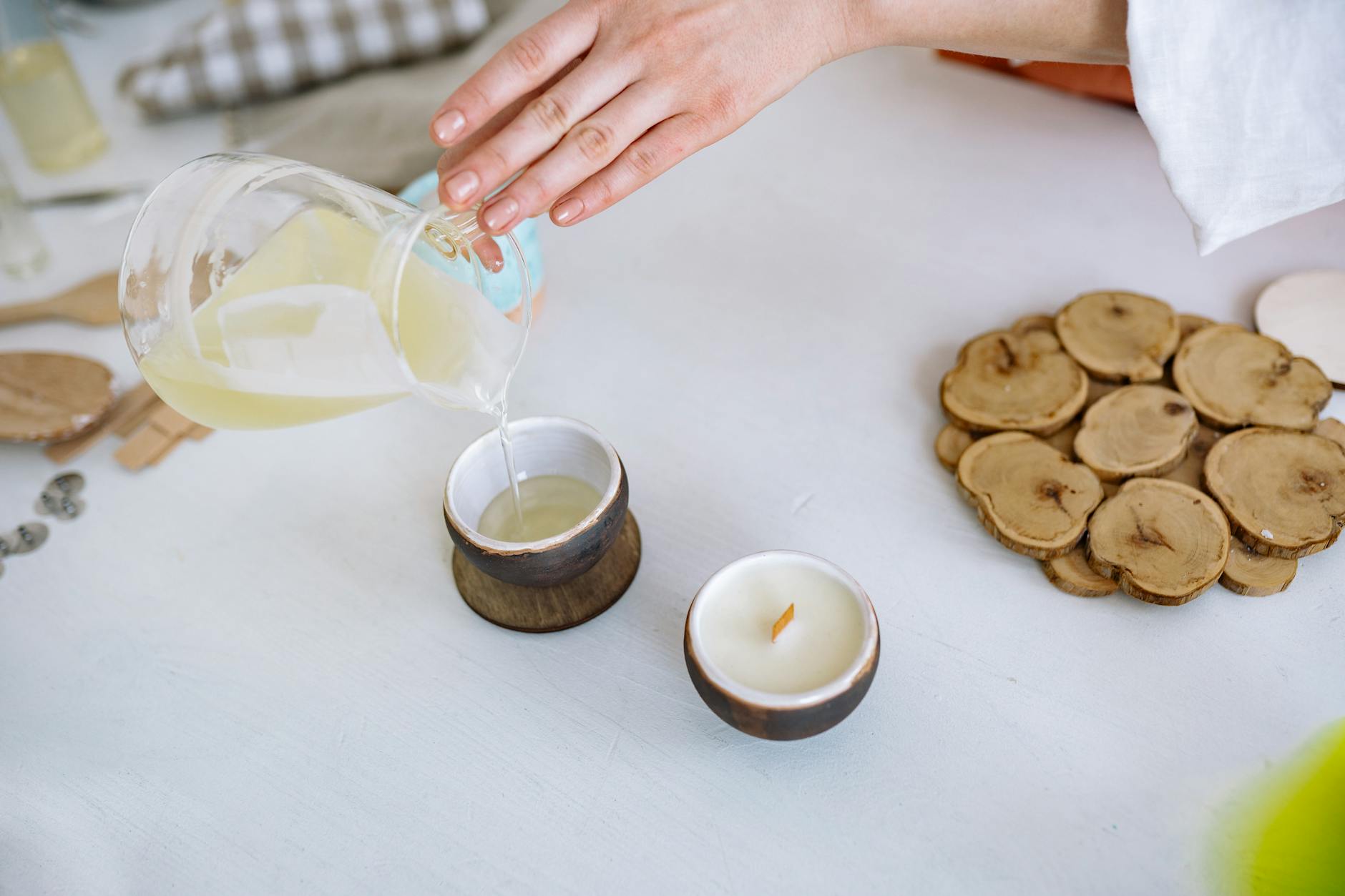 Read more about the article The Complete Guide to Candle Wax Types: Soy, Paraffin and Beeswax